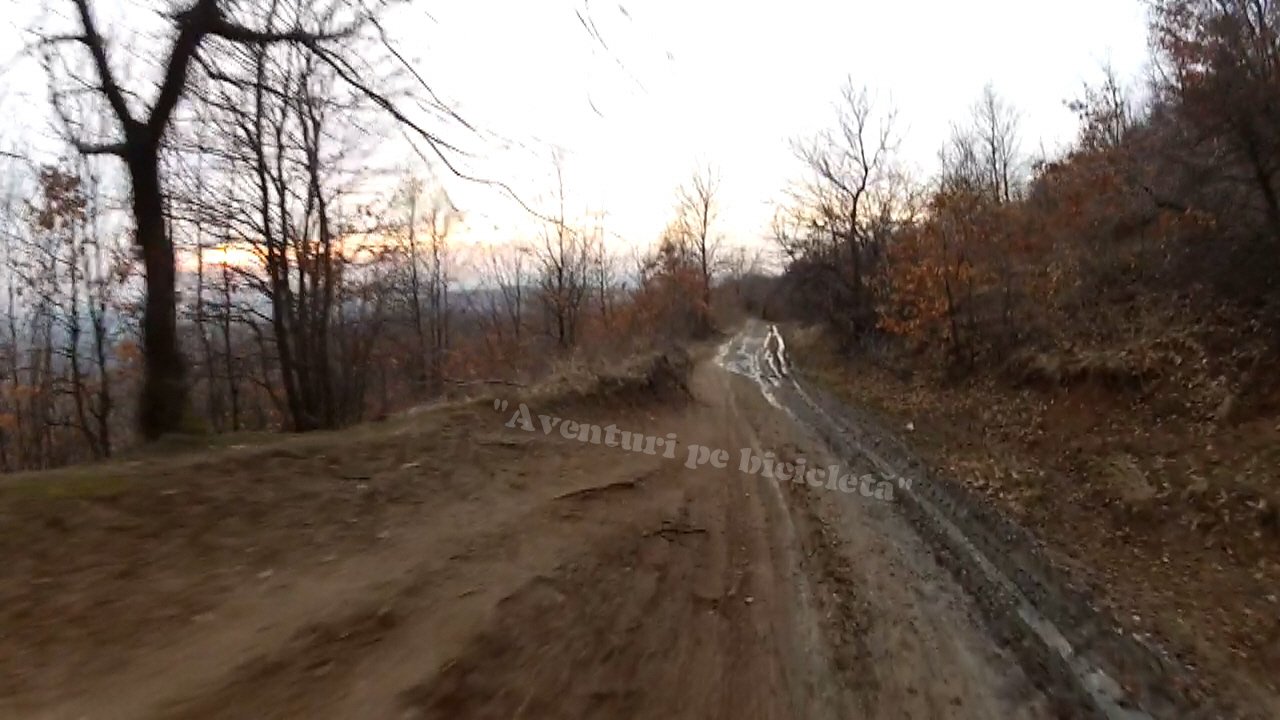 Aventuri pe bicicleta Punct de belvedere cu coborare pe Coborarea Pericoool