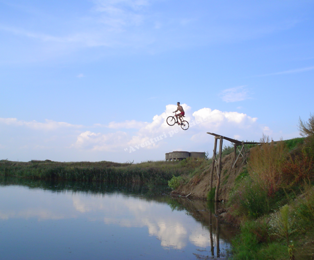 Aventuri pe bicicleta saritura cu bicicleta in apa la Ghioroc